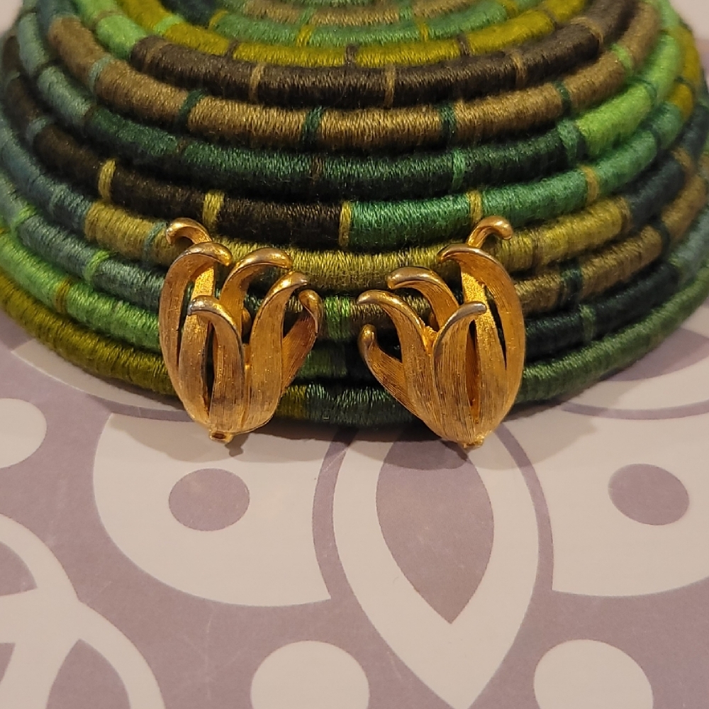 Vintage gold flower clip on earrings